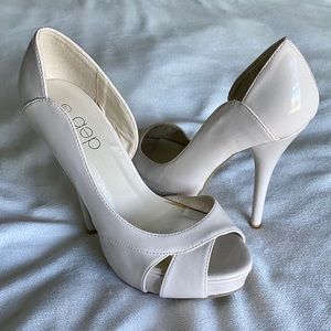 NWOT Nude Cutout Platform Heels